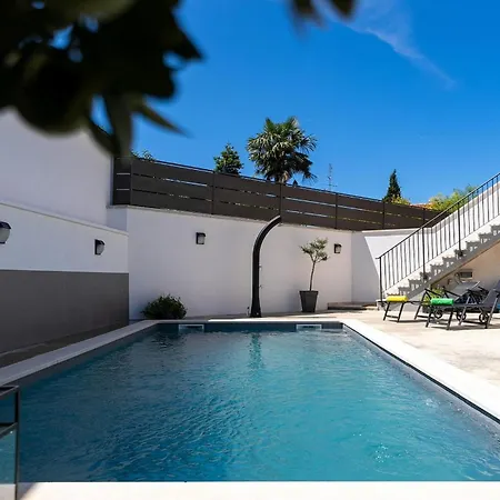 דירה Larisa Tar-Vabriga